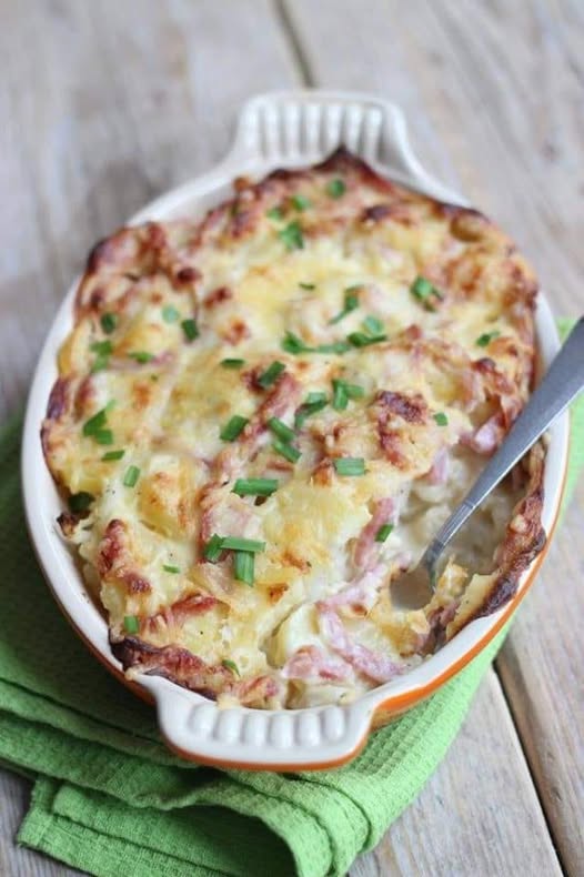 Découvrez notre recette de gratin de chou-fleur, pommes de terre, fromage et jambon : un plat réconfortant, simple et savoureux, parfait pour un repas familial.