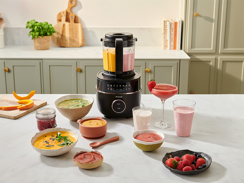 À propos de cet article ✅ Blender multifonction – Préparez facilement une variété de recettes : soupes onctueuses, veloutés, compotes, smoothies, cocktails fruités, sorbets et glaces maison pour toutes les saisons. ✅ 8 programmes automatiques – Choisissez parmi : soupe moulinée, soupe veloutée, sauce, cuisson vapeur, ébullition, smoothie, blender classique, glace pilée et pulse. ✅ Grande capacité familiale – Son bol de 1,75 L avec revêtement antiadhésif est idéal pour préparer jusqu’à 4 portions en une seule fois. ✅ Confort et sécurité – Maintien au chaud jusqu’à 1 heure et double verrouillage de sécurité (base et couvercle) empêchant tout démarrage accidentel. ✅ Facile à nettoyer – Intérieur et extérieur du bol à essuyer avec un chiffon humide. Couvercle et gobelet lavables à la main.
